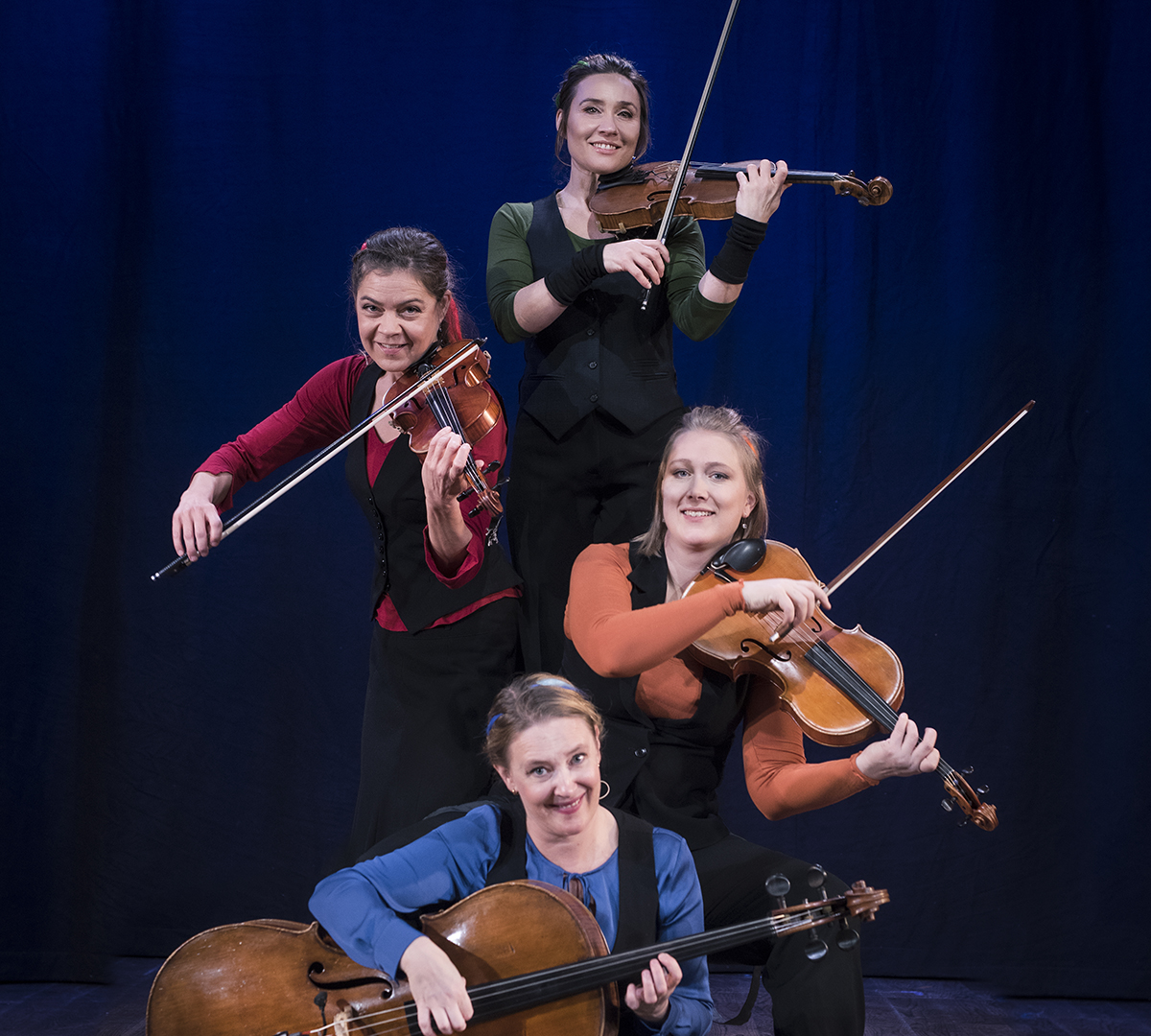 Fyra kvinnliga stråkmusiker med sina instrument