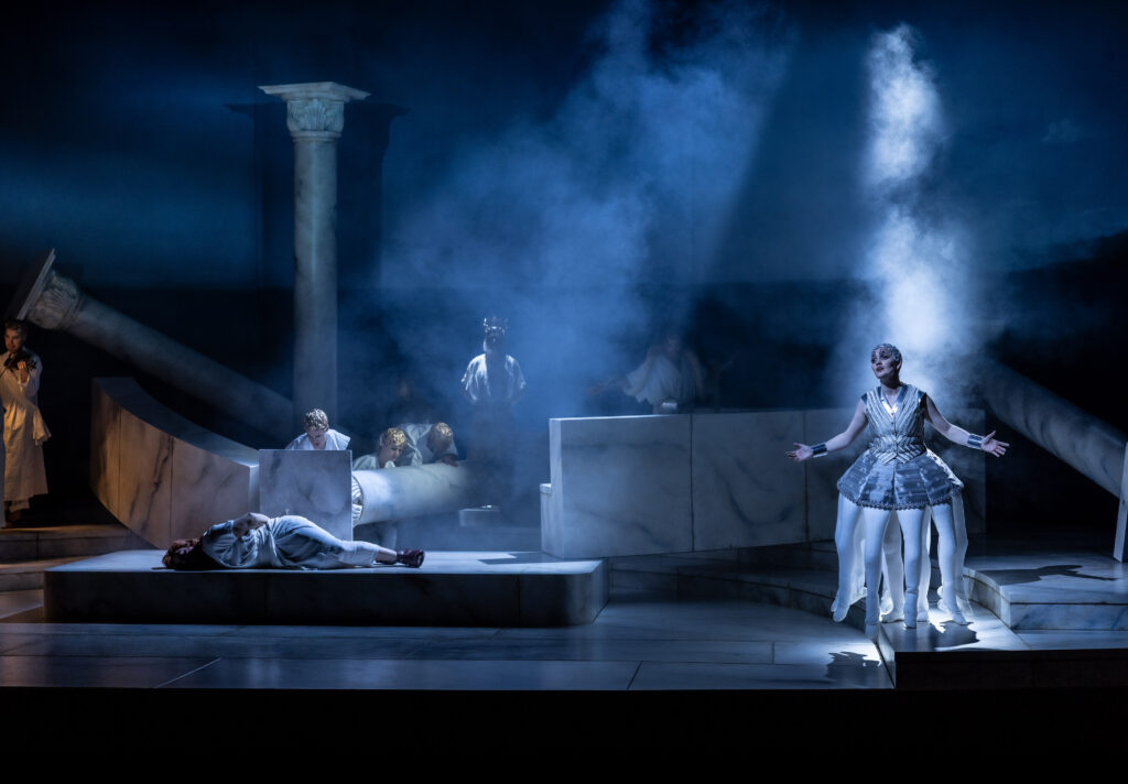 Aminta sjunger en aria. Licida ligger utslagen bakom henne.