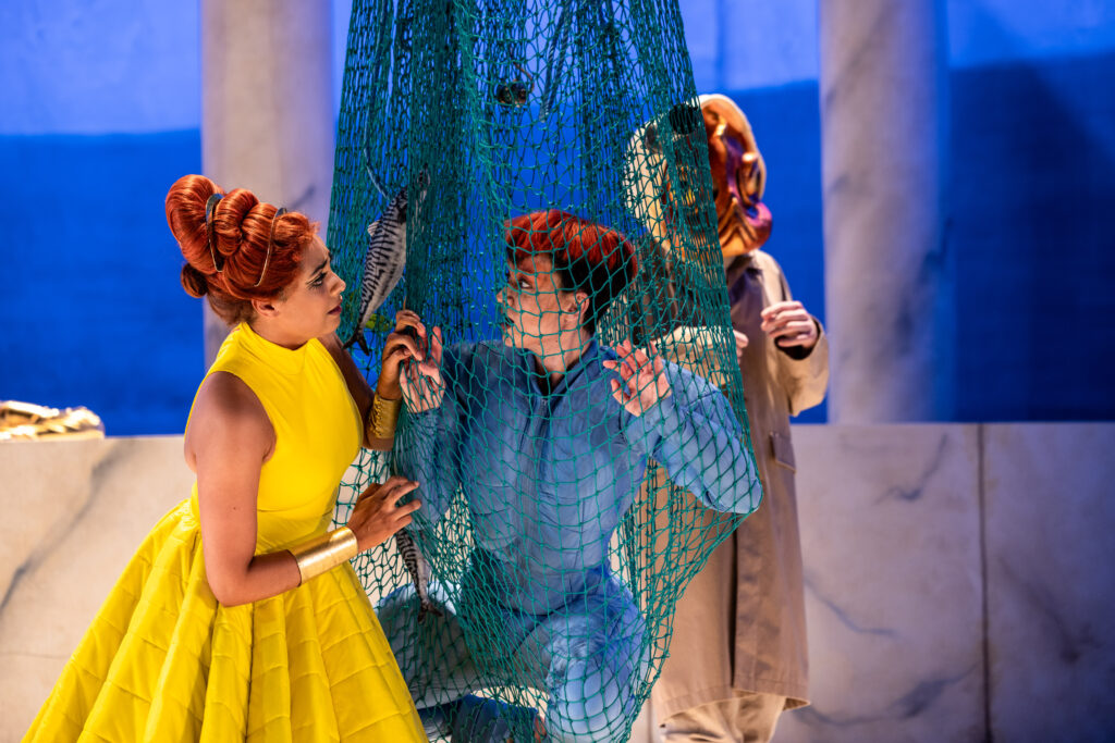 Aristea försöker rädda Megacle som hänger i ett fiskenät.