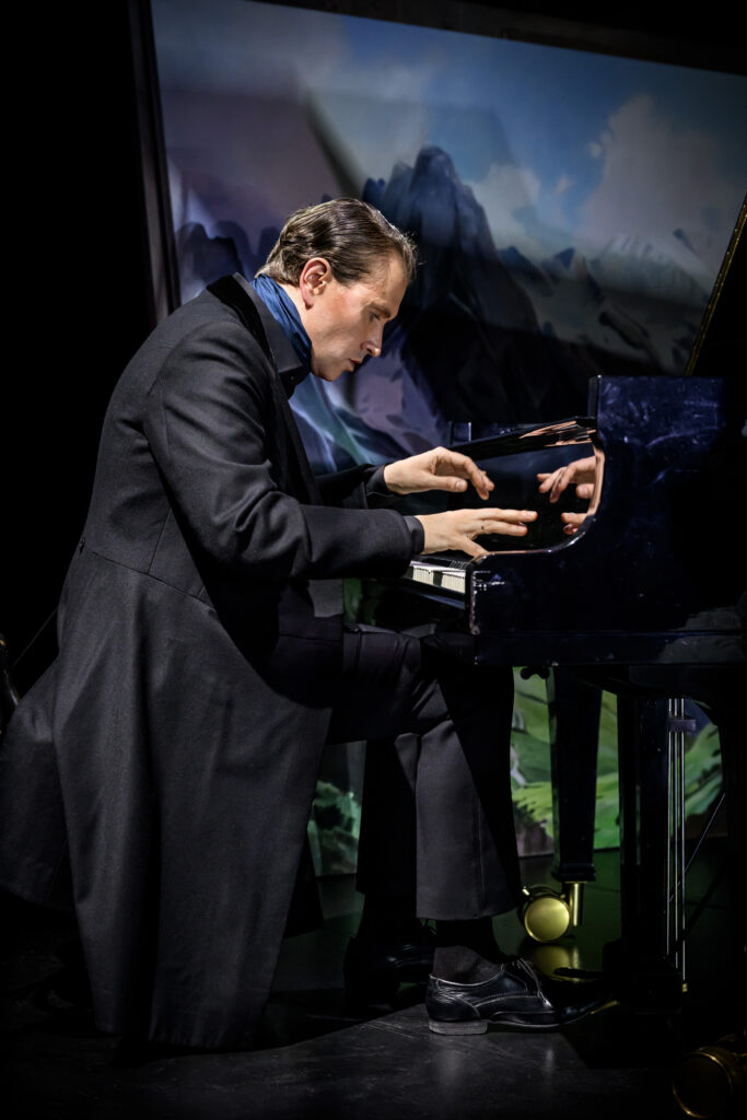 Dmitry Tyapkin spelar med koncentrerad min på flygeln på Folkoperans scen.